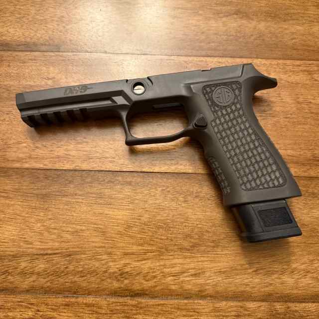 Sig Sauer P320 9mm TXG grip and 21 rd magazine
