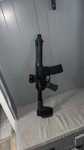 Springfield Saint Victor 5.56 7.5” + Red dot sight