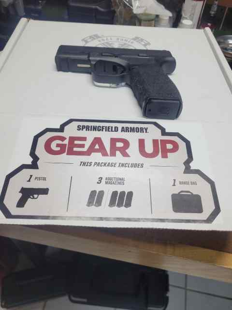 Springfield Hellcat pro  mags and bag