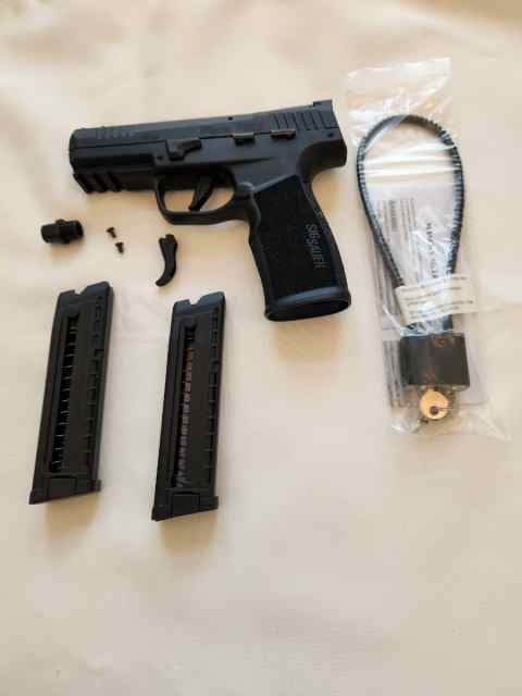 Sig Sauer 22lr - Sig P322  threaded b 2 20rd mags 