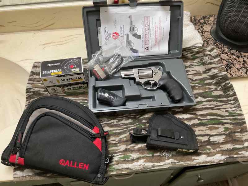 Ruger SP101 357/38....Mossberg 88 12 ga
