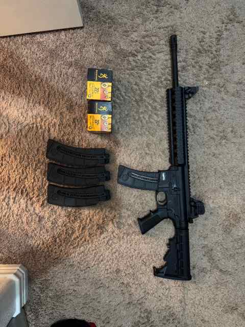 $450 Smith &amp; Wesson M&amp;P 15-22 – Like New + 4 Mags 