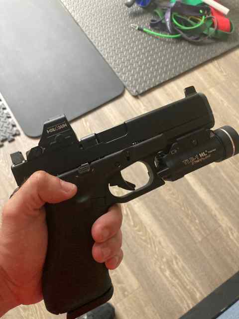 Glock 17 gen 5 with holosun red dot and streamligh