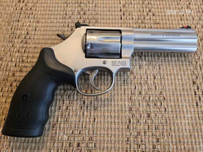 Smith &amp; Wesson 686-6, 4.13&quot;, 6-Shot, NEVER FIRED!